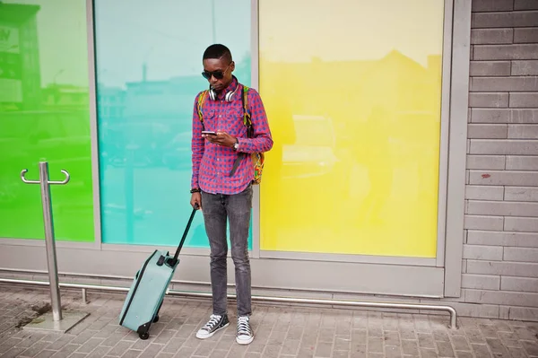 Hombre Afroamericano Con Camisa Cuadros Gafas Sol Jeans Con Maleta — Foto de Stock