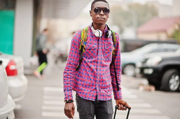 African American Man Geruite Shirt Zonnebril Koptelefoon Met Koffer Backpack — Stockfoto
