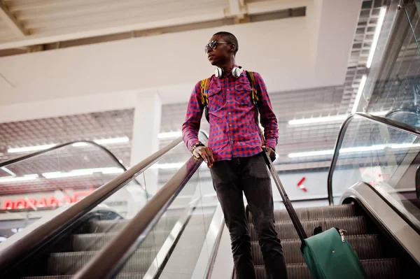 格子縞のシャツ サングラス スーツケースとバックパックとジーンズでアフリカ系アメリカ人 エスカレーター上で黒人男性旅行 — ストック写真