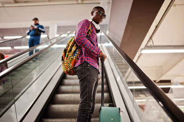 格子縞のシャツ サングラス スーツケースとバックパックとジーンズでアフリカ系アメリカ人 エスカレーター上で黒人男性旅行 — ストック写真