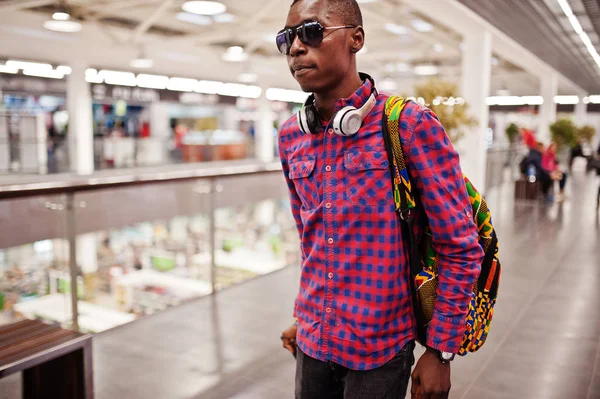 Hombre Afroamericano Con Camisa Cuadros Gafas Sol Jeans Con Maleta — Foto de Stock