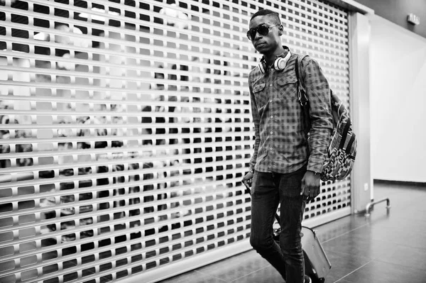 Африканский Американец Клетчатой Рубашке Солнечных Очках Джинсах Чемоданом Рюкзаком Чёрный — стоковое фото