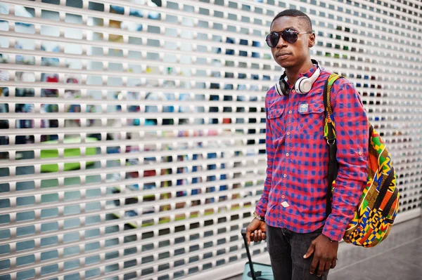 格子縞のシャツ サングラス スーツケースとバックパックとジーンズでアフリカ系アメリカ人 黒人男性旅行者免税に — ストック写真