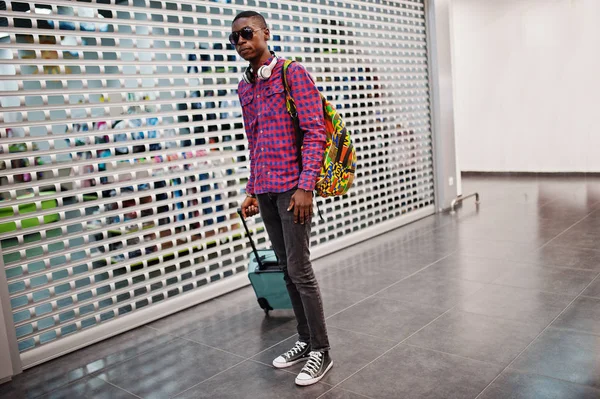格子縞のシャツ サングラス スーツケースとバックパックとジーンズでアフリカ系アメリカ人 黒人男性旅行者免税に — ストック写真