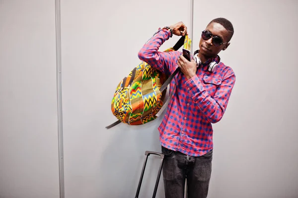 Афроамериканець Людиною Картатий Сорочці Сонцезахисні Окуляри Джинси Валізу Рюкзак Traveler — стокове фото