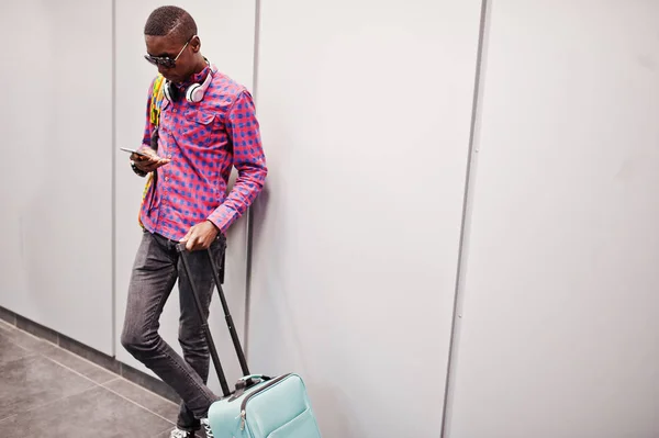 Homem Afro Americano Camisa Quadriculada Óculos Sol Jeans Com Mala — Fotografia de Stock