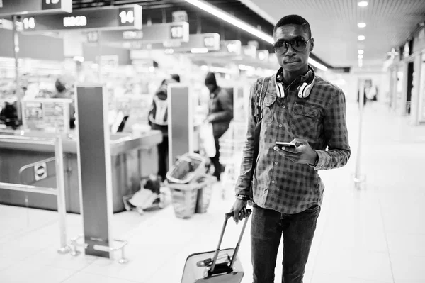 スーツケースとバックパックの市松模様のシャツでアフリカ系アメリカ人 黒男はレジ スーパー マーケットに対して — ストック写真