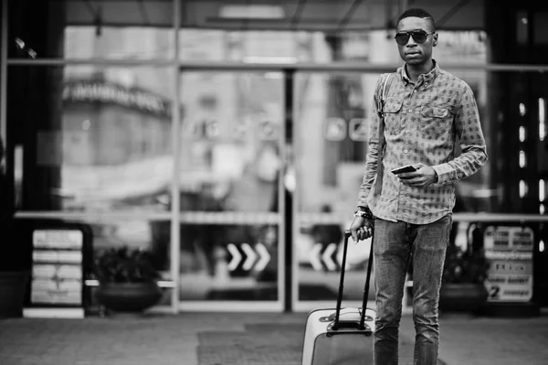 Homem Afro Americano Camisa Quadriculada Com Mala Mochila Homem Negro — Fotografia de Stock