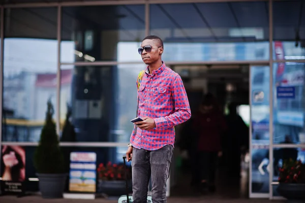 Afrikanischer Amerikaner Karierten Hemd Mit Koffer Und Rucksack Schwarzfahrer Fährt — Stockfoto