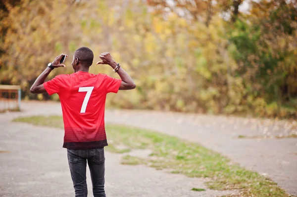 Afrikanisch Amerikanischer Mann Rotem Fußball Sport Shirt Mit Gegen Herbstpark — Stockfoto