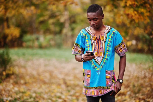 秋の公園にアフリカの伝統的なシャツのアフリカ人 — ストック写真