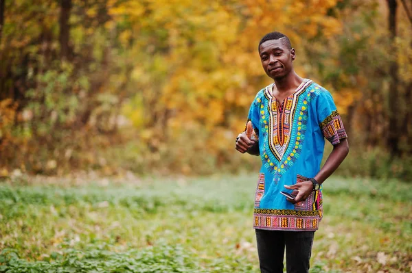 Afrikaner Traditionellen Afrikanischen Hemd Auf Dem Herbstpark — Stockfoto