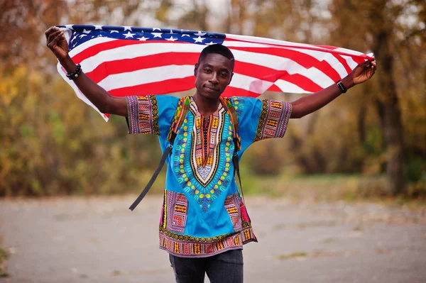 Afrikaner Traditionellen Afrikanischen Hemd Auf Dem Herbstpark Mit Flagge — Stockfoto