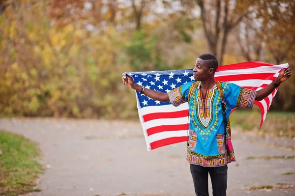 Hombre Africano África Camisa Tradicional Parque Otoño Con Bandera — Foto de Stock