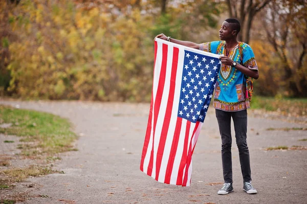 Hombre Africano África Camisa Tradicional Parque Otoño Con Bandera — Foto de Stock