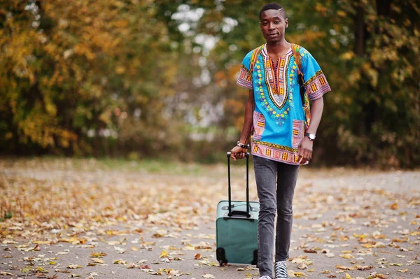 スーツケースとバックパックと秋の公園にアフリカの伝統的なシャツのアフリカ人 移民旅行者 — ストック写真