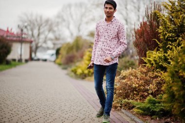 Hintli öğrenci forması, açık poz verdi.