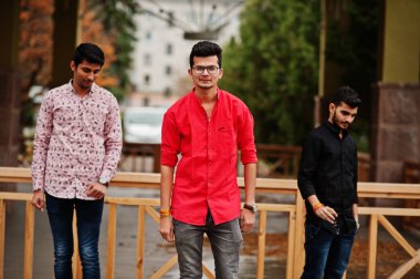 Sokakta yürürken üç Hint çocuklar öğrenci arkadaşlar.