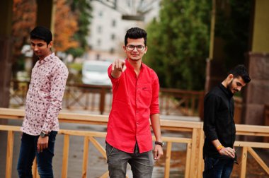 Üç Hint çocuklar öğrenci arkadaşlar erkekler Haritayı parmak sokak, birinin üzerine poz verdi..