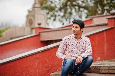 Hintli öğrenci forması, açık poz verdi.