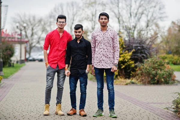 Tiga Orang India Teman Teman Mahasiswa Berjalan Jalan — Stok Foto