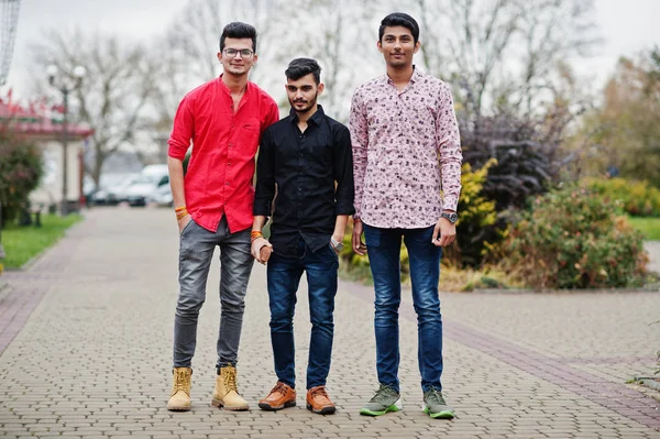Tre Ragazzi Indiani Studenti Amici Che Camminano Strada — Foto Stock