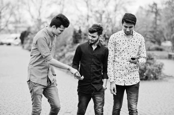 Drei Indische Jungs Studenten Freunde Fuß Auf Der Straße Und — Stockfoto