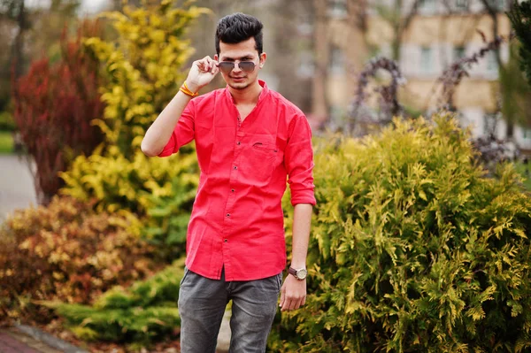 Индиец Красной Рубашке Солнечных Очках Позировал Открытом Воздухе — стоковое фото