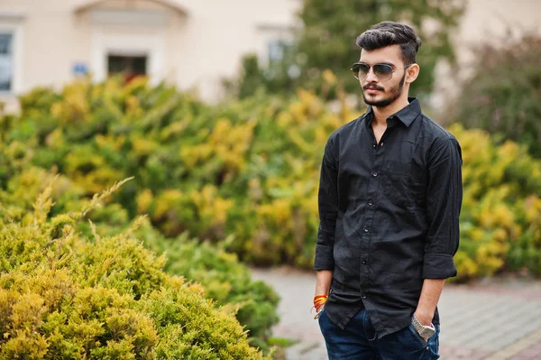 Indiano Uomo Elegante Camicia Nera Occhiali Sole Posato All Aperto — Foto Stock