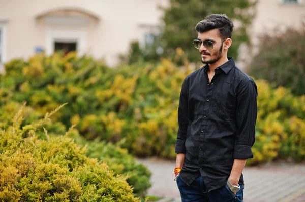Stilvoller Mann Mit Schwarzem Hemd Und Sonnenbrille Posierte Draußen — Stockfoto