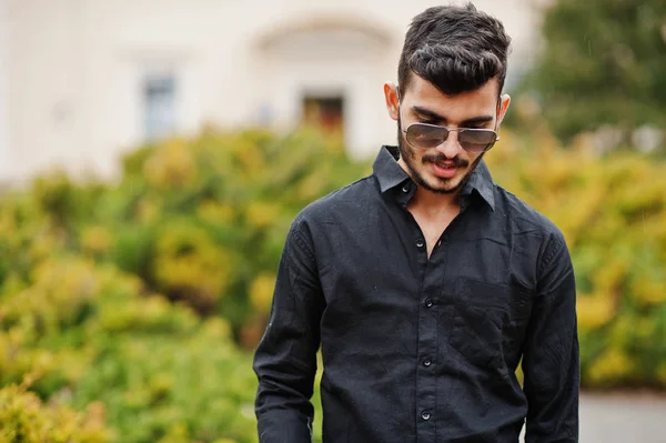 黒いシャツとサングラスでインドのスタイリッシュな男性を屋外提起 — ストック写真