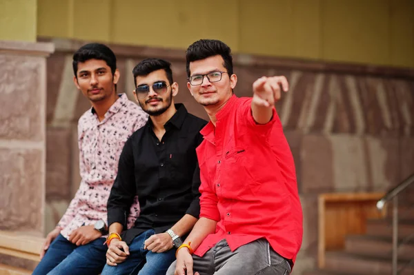 三印度人学生朋友摆在街上 一个男人显示手指 — 图库照片