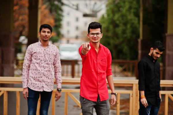 三印度人学生朋友摆在街上 一个男人显示手指 — 图库照片