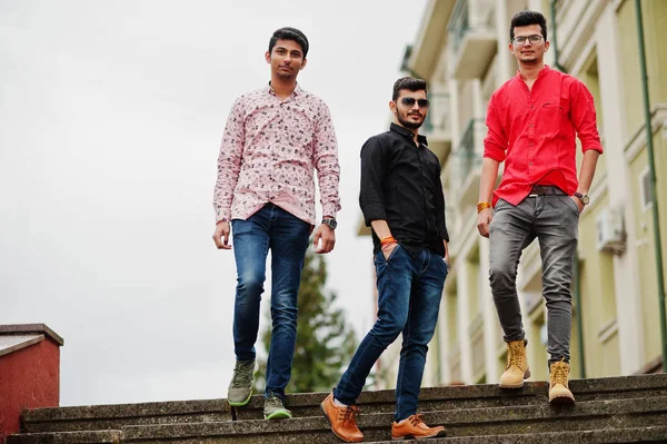 Tre Ragazzi Indiani Studenti Amici Che Camminano Strada — Foto Stock