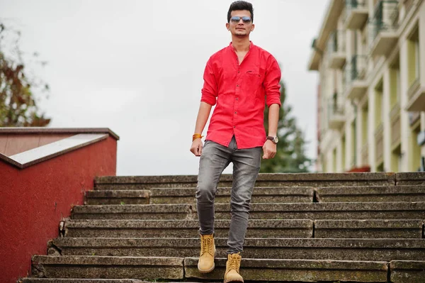 Uomo Indiano Camicia Rossa Occhiali Sole Posato All Aperto — Foto Stock