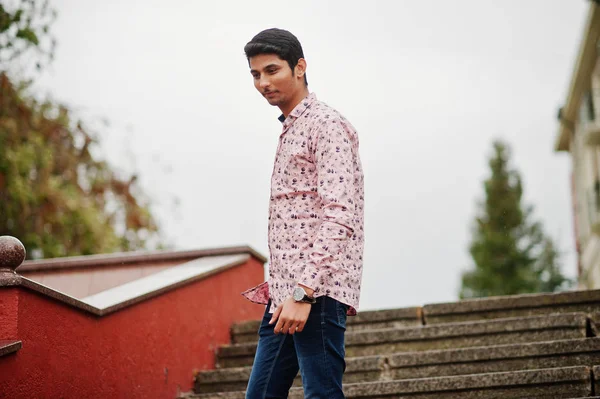 Ινδική Άνθρωπος Φοιτητής Στο Πουκάμισο Που Θέτει Εξωτερική — Φωτογραφία Αρχείου