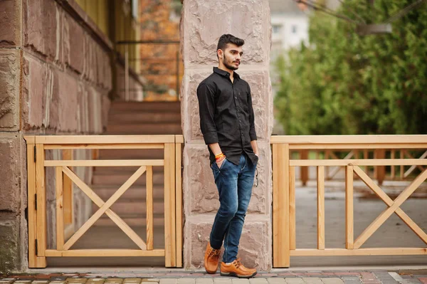 Indischer Stylischer Mann Schwarzen Hemd Posierte Draußen — Stockfoto