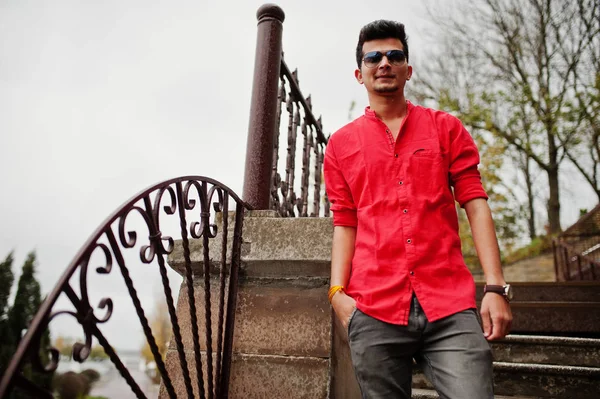 Indisk Man Röd Skjorta Och Solglasögon Poserade Utomhus — Stockfoto
