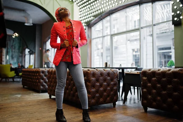 Стильная Африканская Женщина Красной Рубашке Куртке Шляпе Позировала Крытое Кафе — стоковое фото