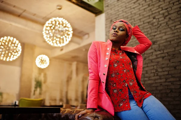 Femme Africaine Élégante Chemise Rouge Veste Chapeau Posé Café Intérieur — Photo