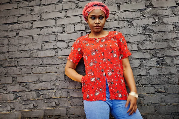 Stylische Afrikanerin Rotem Hemd Und Hut Posierte Gegen Backsteinmauer — Stockfoto