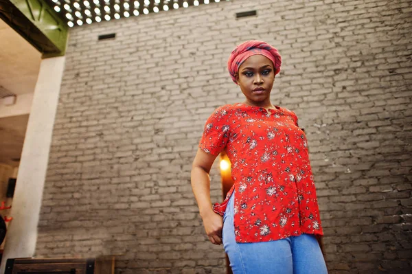 Stylische Afrikanerin Rotem Hemd Und Hut Posierte Gegen Backsteinmauer — Stockfoto