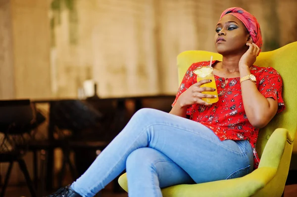 Mujer Africana Con Estilo Camisa Roja Sombrero Posado Café Interior — Foto de Stock