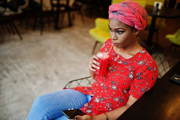 Mujer Africana Con Estilo Camisa Roja Sombrero Posado Café Interior — Foto de Stock