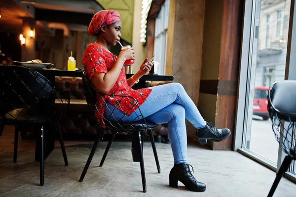 Стильна Африканська Жінка Червоній Сорочці Капелюсі Позують Критий Кафе Ють — стокове фото