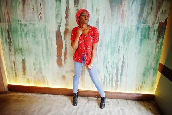 Stylische Afrikanerin Rotem Hemd Und Hut Posierte Gegen Wand — Stockfoto