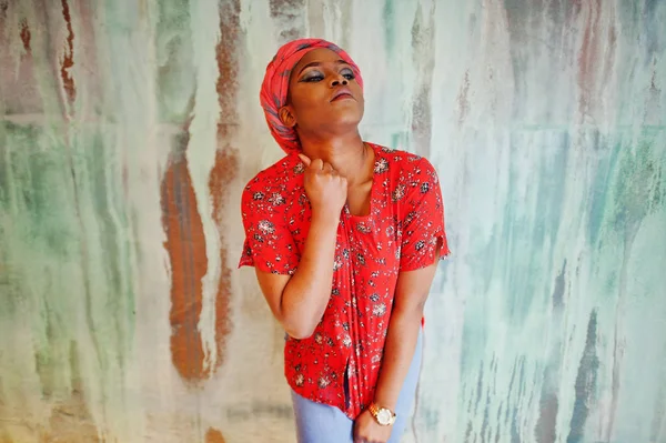 Stylische Afrikanerin Rotem Hemd Und Hut Posierte Gegen Wand — Stockfoto