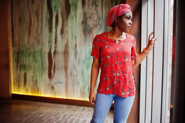 Stylische Afrikanische Frau Rotem Hemd Und Hut Posierte Café — Stockfoto
