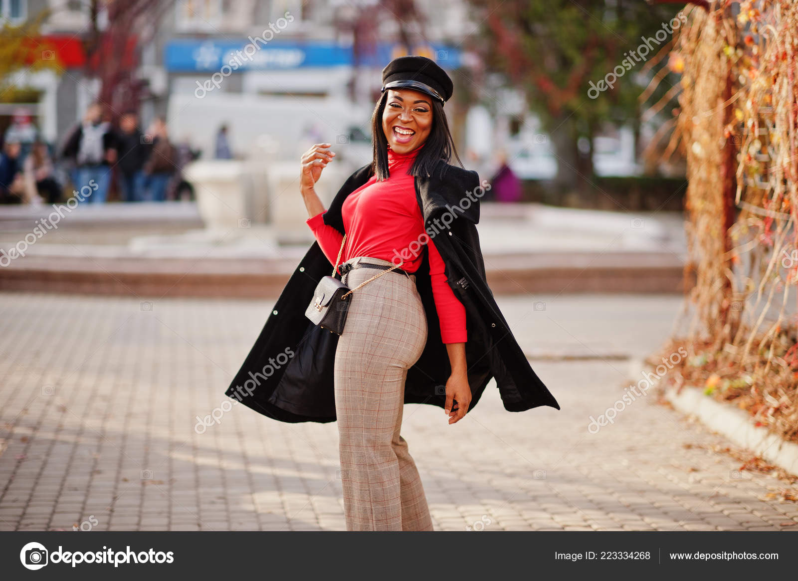通りで提起されたハンドバッグで コートとキャスケット キャップのアフリカ系アメリカ人のファッションの女の子 ストック写真 C Asphoto777