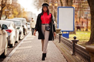 Ceket ve gazeteci çocuk şapkalı kız Afro-Amerikan moda Sokağı'nda poz verdi..